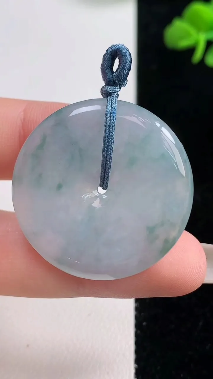 天然A货翡翠冰种飘花平安扣吊坠，尺寸32-5，重量:11.68g
10月25日