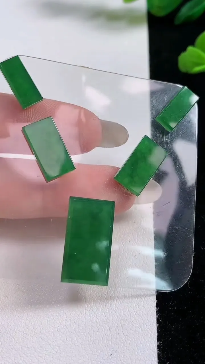 天然A货翡翠马鞍戒面镶嵌件一手，尺寸20.8-11.6-2/14.8-8-2，重:6.20g2025年10月25日
工厂直销收藏佳品,种好水足，色泽均匀，有种有色，上手高大气！
