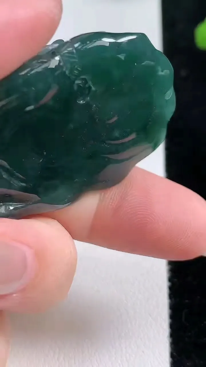 天然A货翡翠蓝水龙牌吊坠，尺寸51.8-29-14，重:37.48g
10月25日
