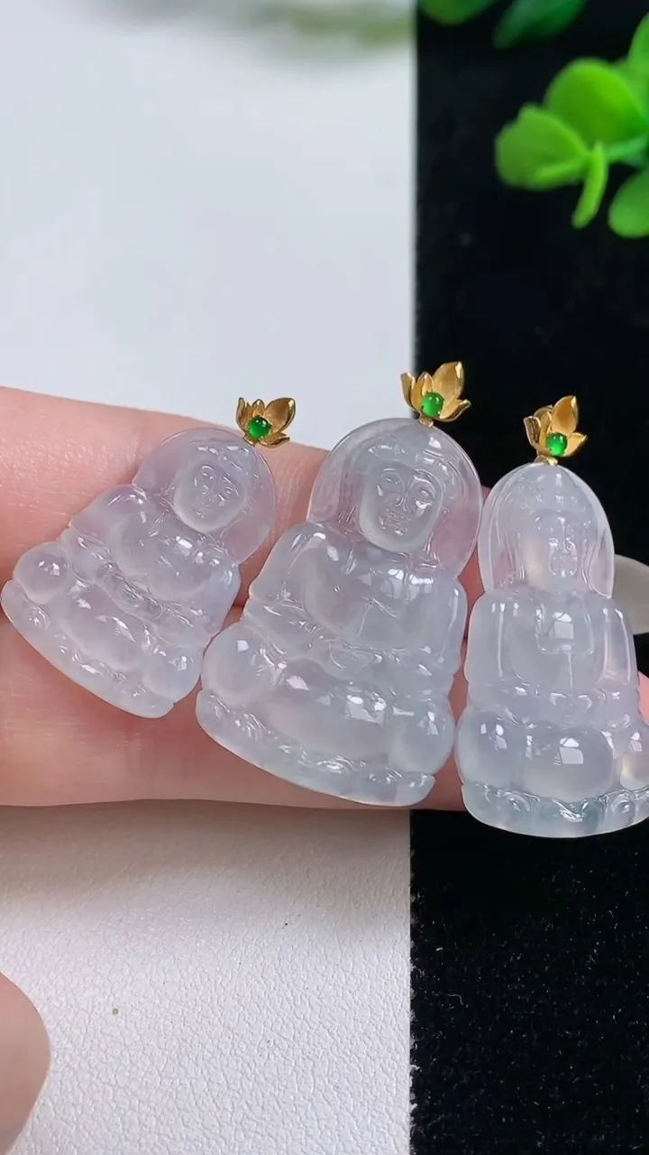 天然A货翡翠种白冰观音菩萨吊坠三个，尺寸32.2-20.6-3.6，重量:14.14g
10月25日