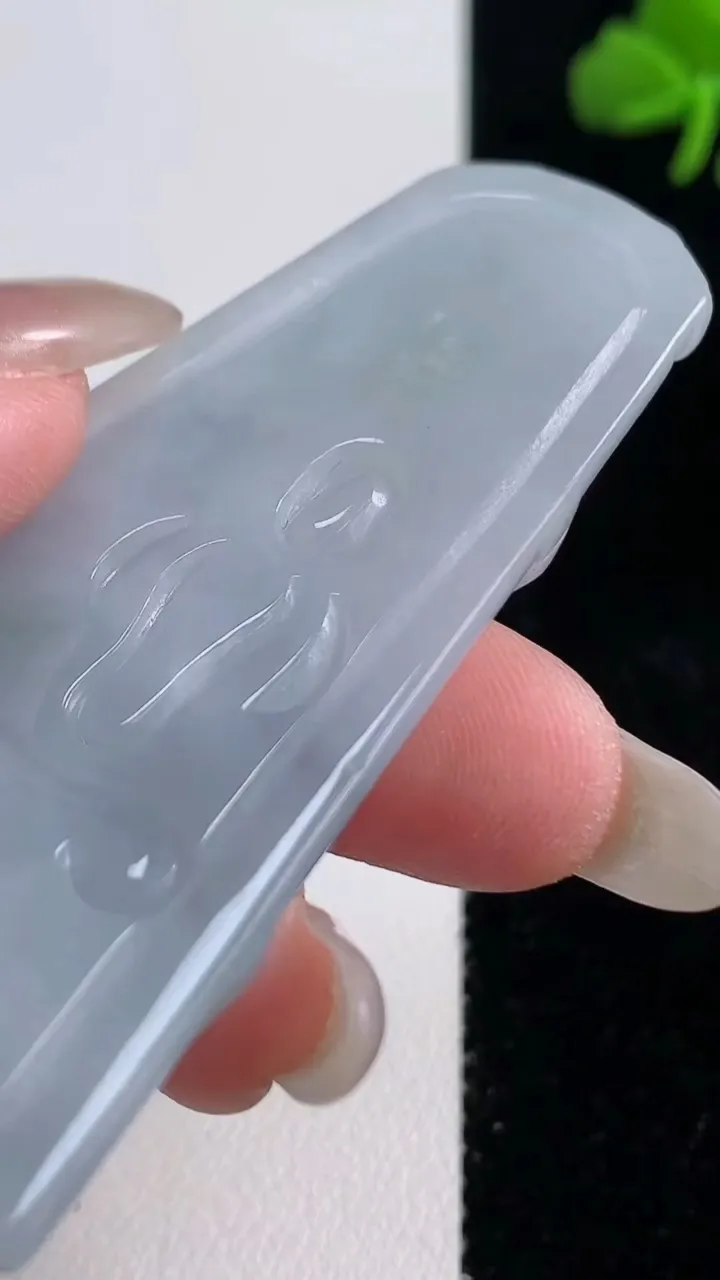 天然A货翡翠冰种飘花虚空藏菩萨吊坠，尺寸64.8-37-5.6，重量:23.92g
10月25日