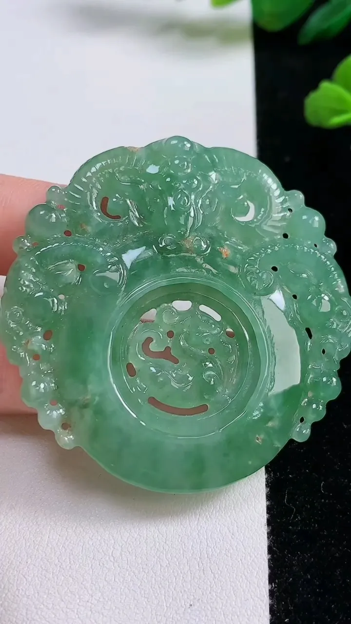 天然A货翡翠三羊开泰吊坠，尺寸54-54-6，重:28.90g
10月25日