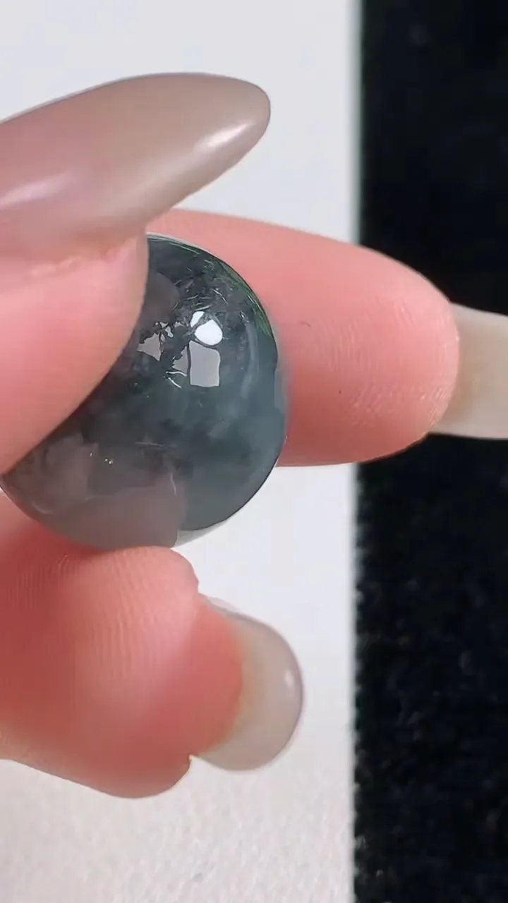 天然A货翡翠乌鸡种圆珠镶嵌件，尺寸17.2，重量:9.70g10月25日
工厂直销收藏佳品,种好水足，色泽均匀，有种有色，上手高大气！