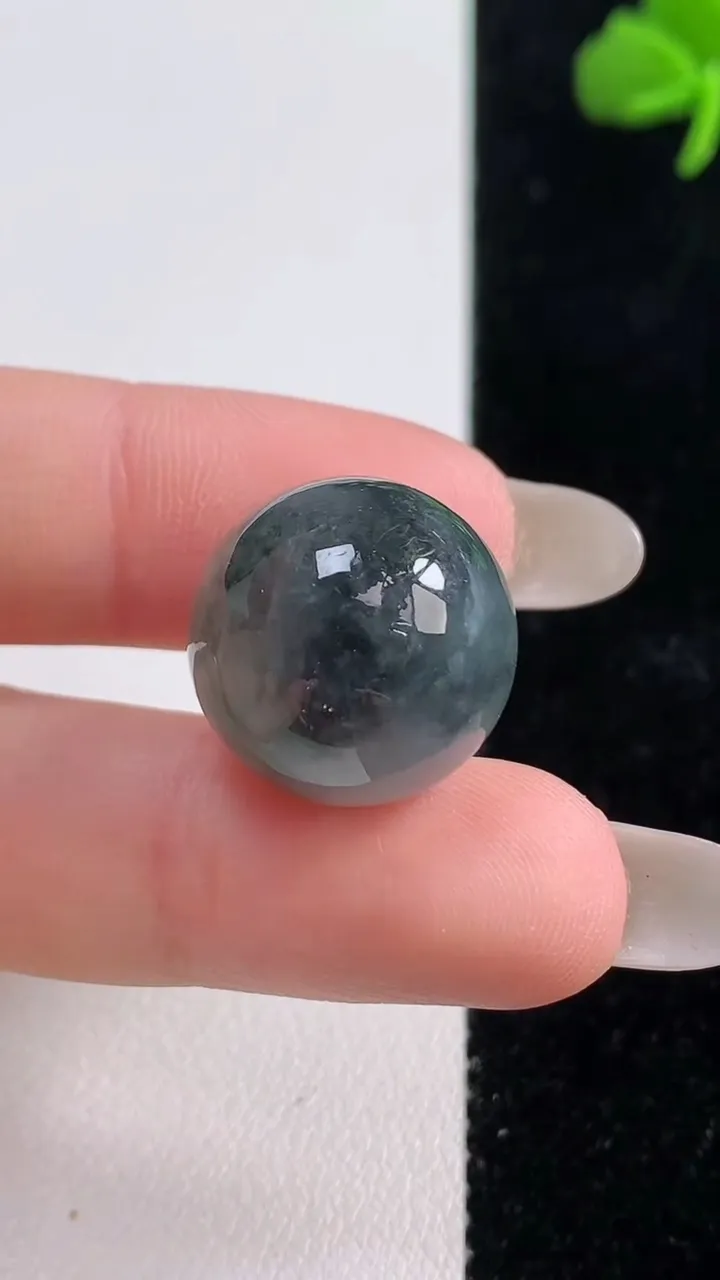 天然A货翡翠乌鸡种圆珠镶嵌件，尺寸17.2，重量:9.50g10月25日
工厂直销收藏佳品,种好水足，色泽均匀，有种有色，上手高大气！