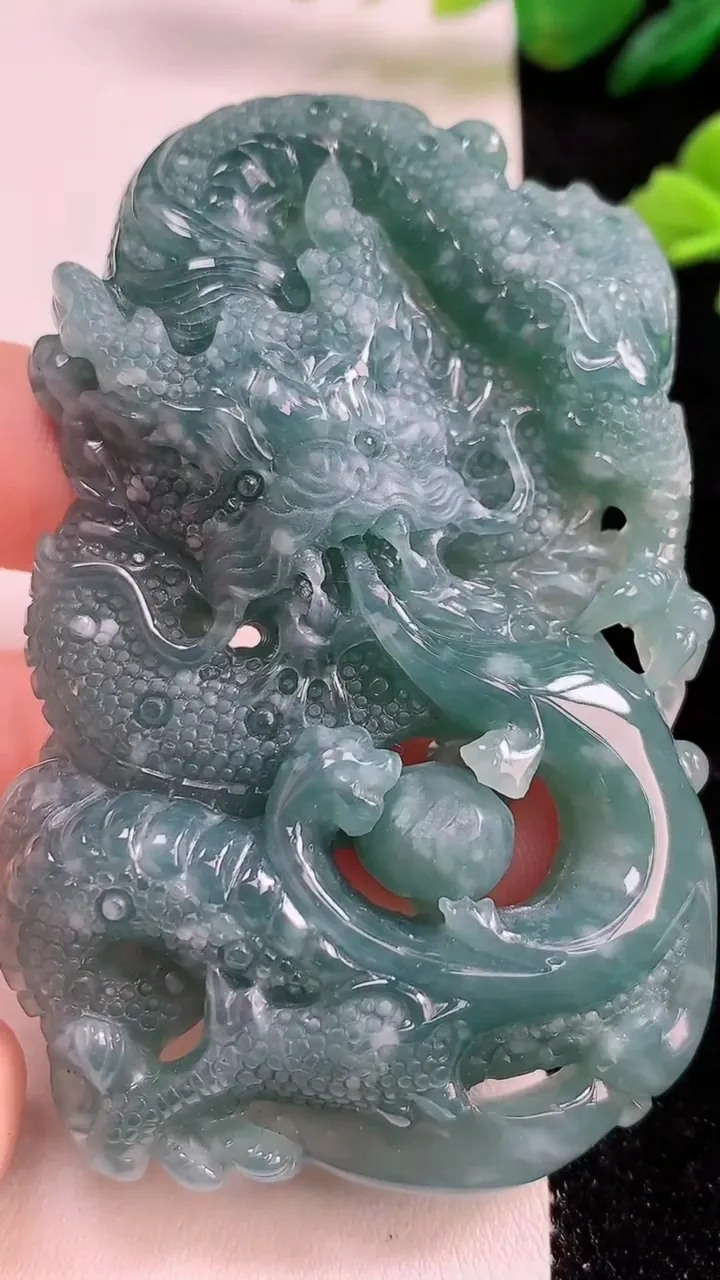 天然A货翡翠蓝水龙牌吊坠，尺寸78-45-13，重:72.26g
10月25日