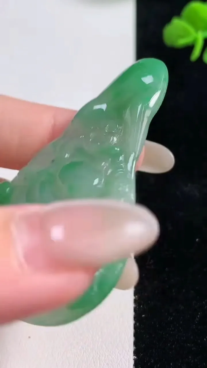 天然A货翡翠逍遥佛吊坠，尺寸62-39.2-5，重量:21.58g
10月25日