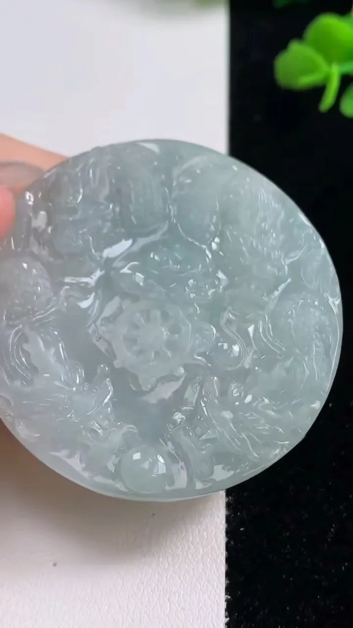 天然A货翡翠九龙至尊 大日如来吊坠，尺寸52-8.8，重量:44.83g
10月25日