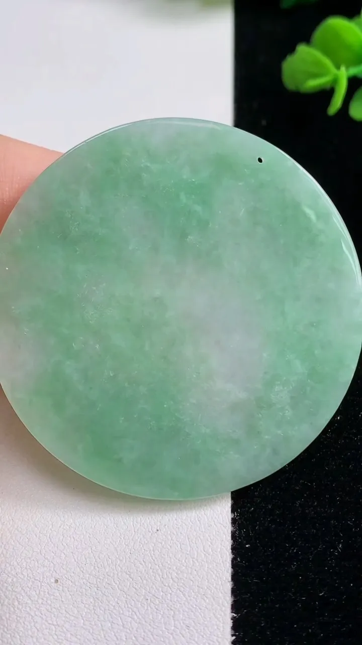 天然A货翡翠大展宏图吊坠，尺寸56-6.6，重量:36.13g
10月25日