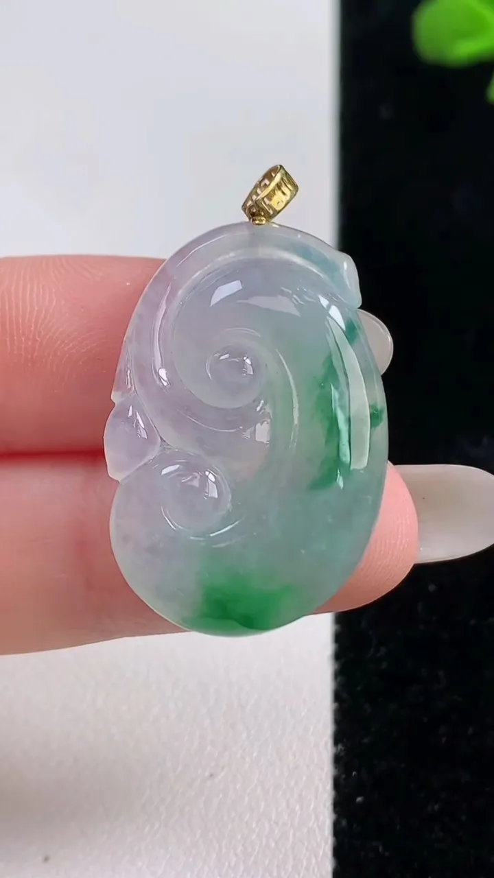 天然A货翡翠如意吊坠，尺寸29.6-19.3-4.2，重量:5.40g
10月25日