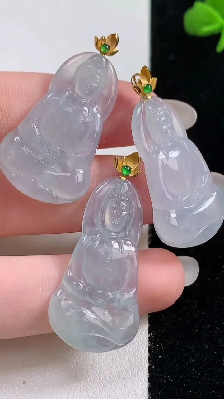 天然A货翡翠种白冰素衣观音吊坠三个，尺寸30.6-18.8-3.7，重量:14.18g
10月25日