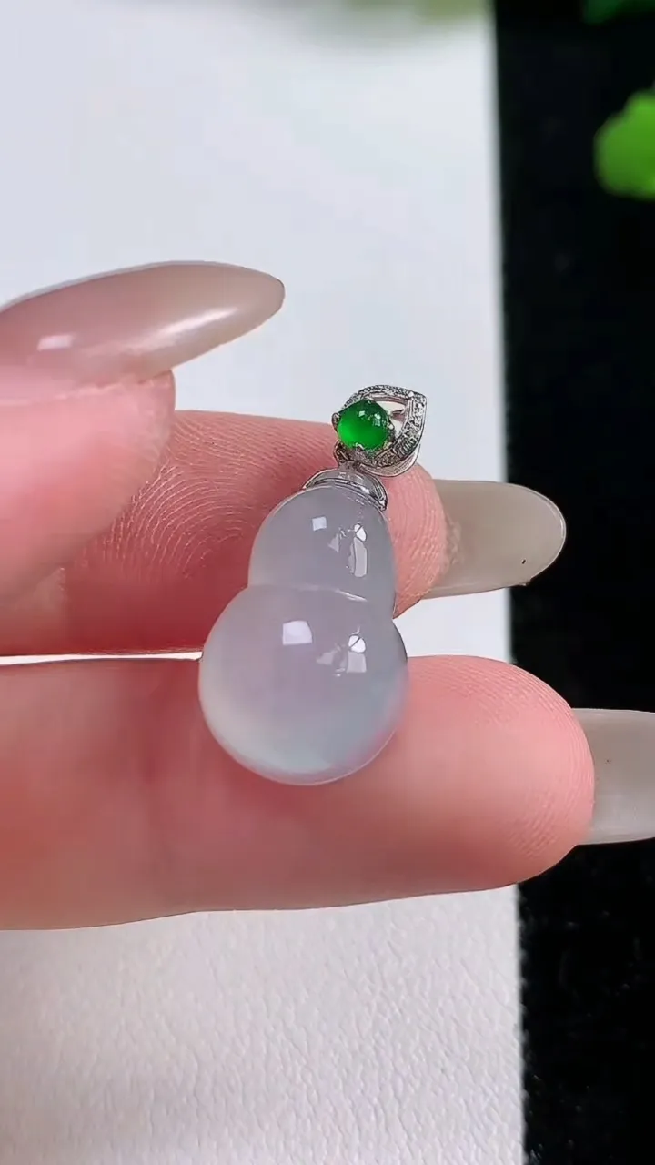 天然A货翡翠白冰葫芦吊坠，尺寸25.2-11.5-7，重:2.79g
10月25日