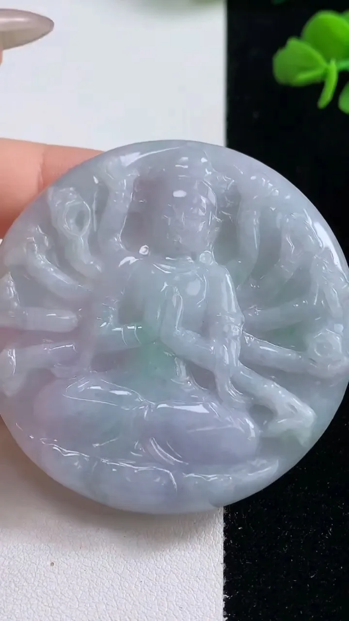 天然A货翡翠春带彩紫罗兰千手观音吊坠，尺寸55.7-5.6，重量:33.64g
10月25日