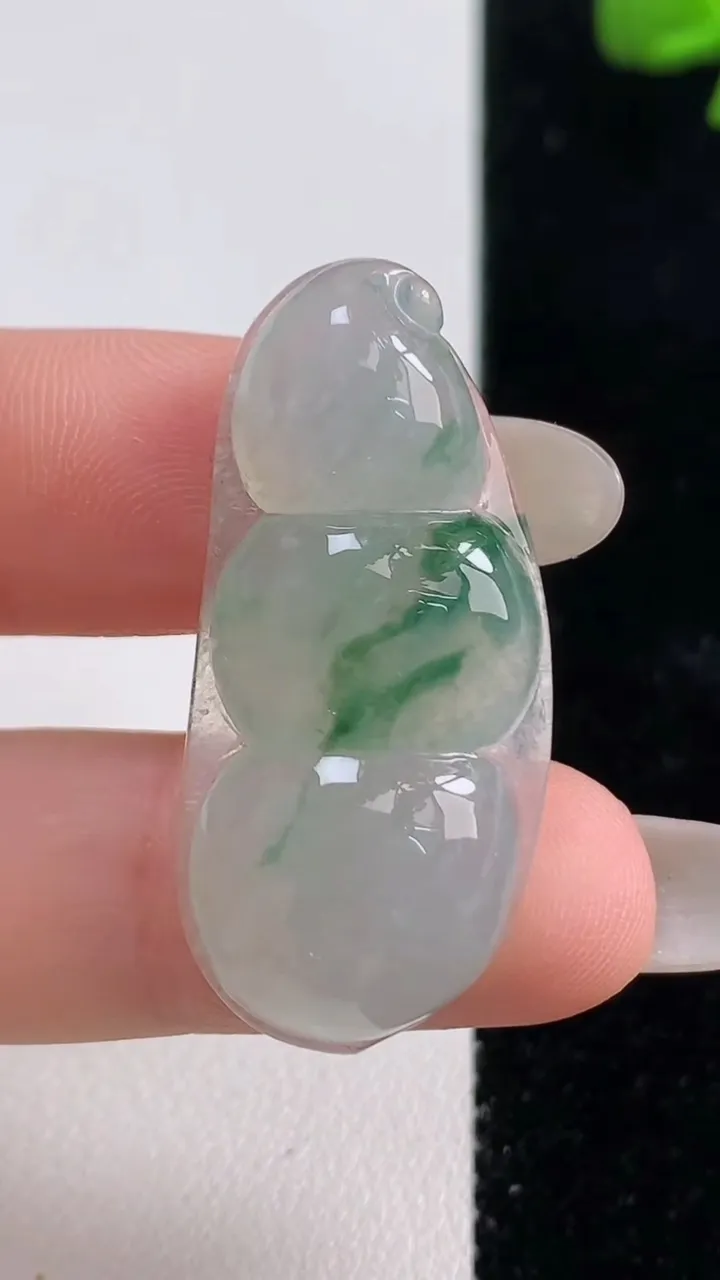 天然A货翡翠冰种飘花福豆吊坠，尺寸37-16.5-6，重量:6.65g
10月25日