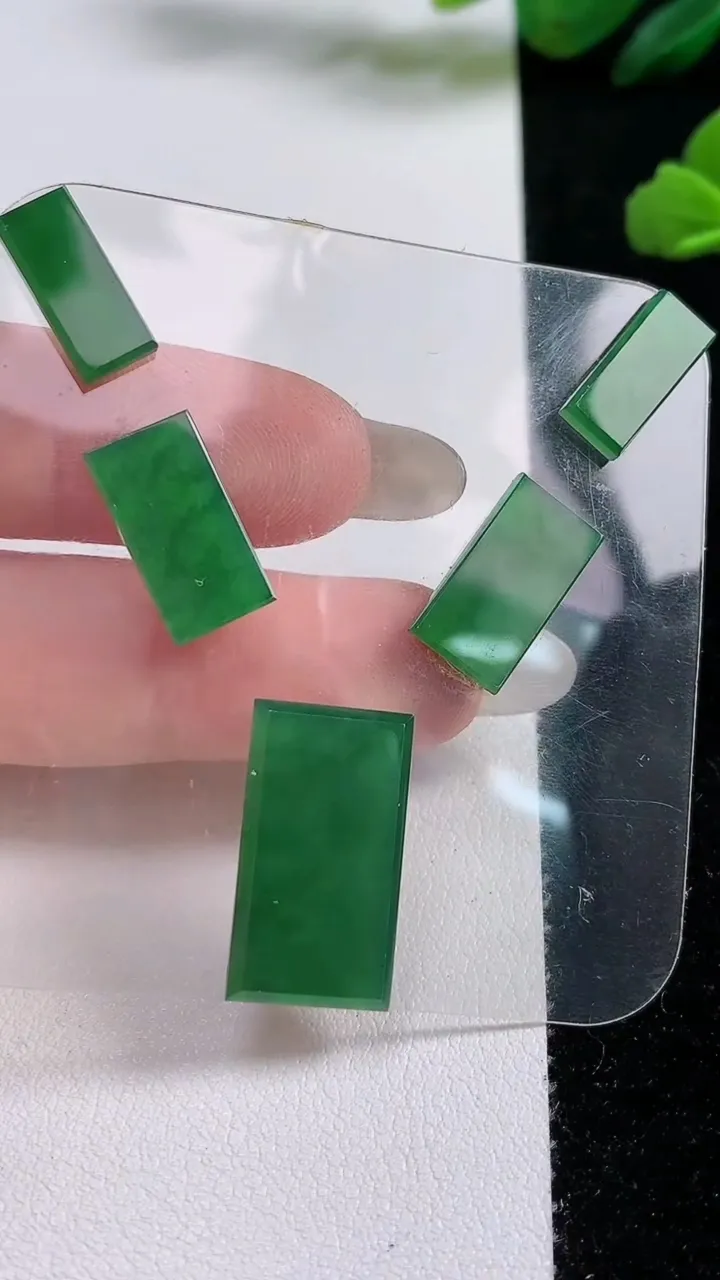 天然A货翡翠马鞍戒面镶嵌件一手，尺寸20.8-11.6-2/14.8-8-2，重:6.20g2025年10月25日
工厂直销收藏佳品,种好水足，色泽均匀，有种有色，上手高大气！