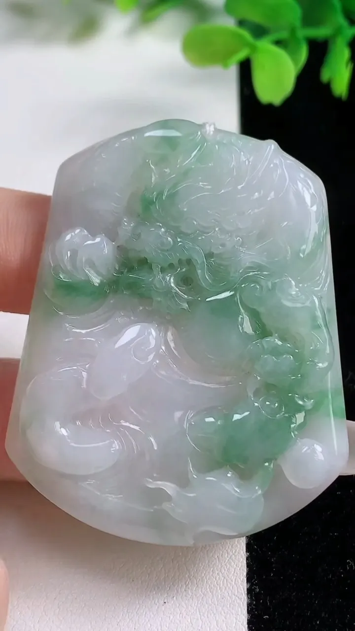 天然A货翡翠龙牌吊坠，尺寸54-43-5.8，重量:27.24g
10月26日