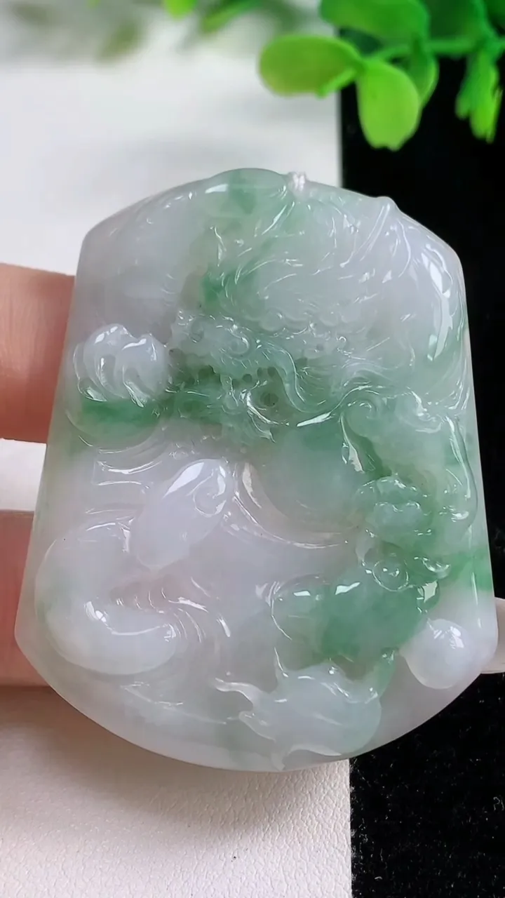 天然A货翡翠龙牌吊坠，尺寸54-43-5.8，重量:27.24g
10月26日