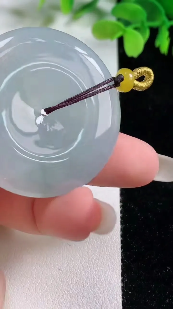 天然A货翡翠冰种飘花平安扣吊坠，尺寸40.8-5.4，重量:20.05g
10月26日