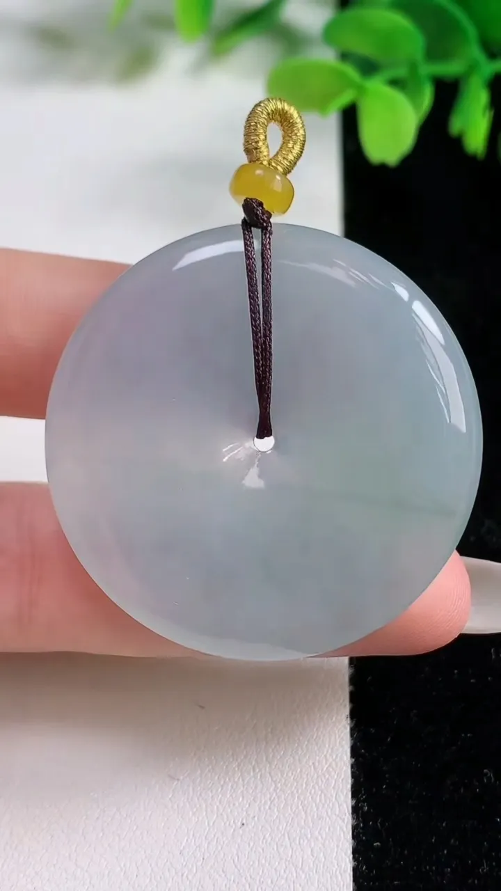 天然A货翡翠冰种飘花平安扣吊坠，尺寸40.8-5.4，重量:20.05g
10月26日