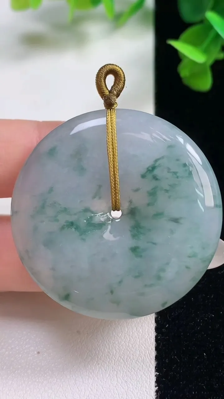 天然A货翡翠冰种飘花平安扣吊坠，尺寸38.4-5.9，重量:21.53g
10月26日
