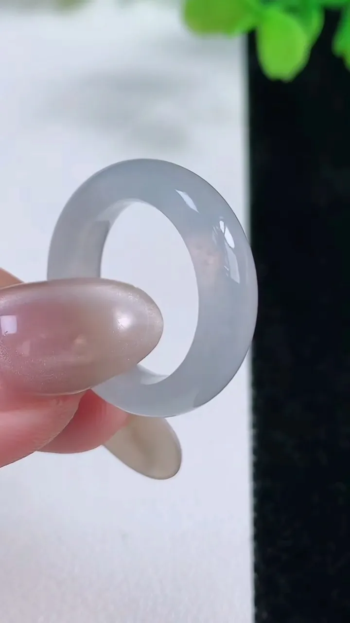 天然A货翡翠指环戒指，尺寸16.7-5.6-3.7，重量:4.05g2025年10月26日
工厂直销收藏佳品,种好水足，色泽均匀，有种有色，上手高大气！