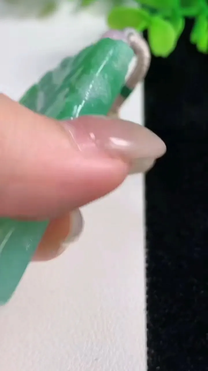 天然A货翡翠山水牌吊坠，尺寸62.4-40.7-8，重量:56.67g
10月26日