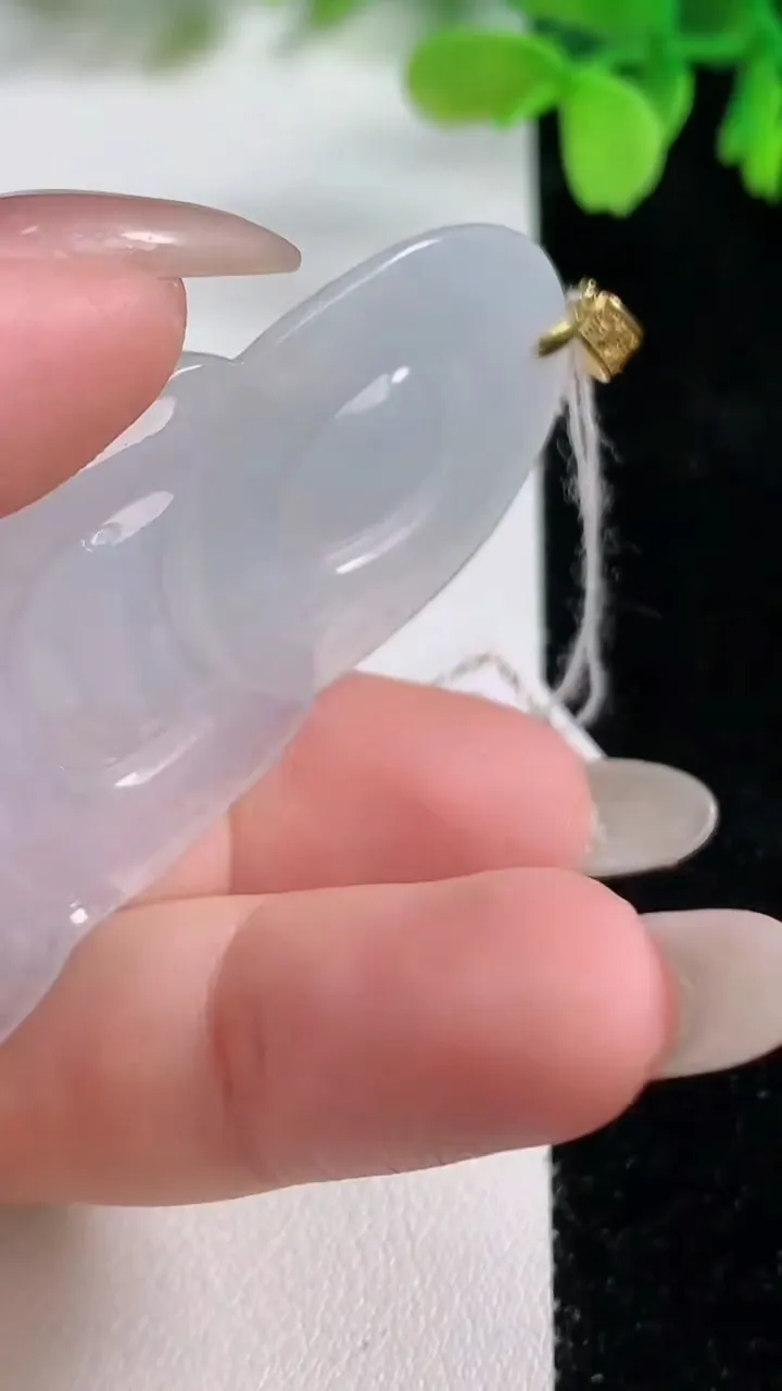 天然A货翡翠种白冰观音菩萨吊坠，尺寸62-36.3-5.2，重量:22.06g
10月26日