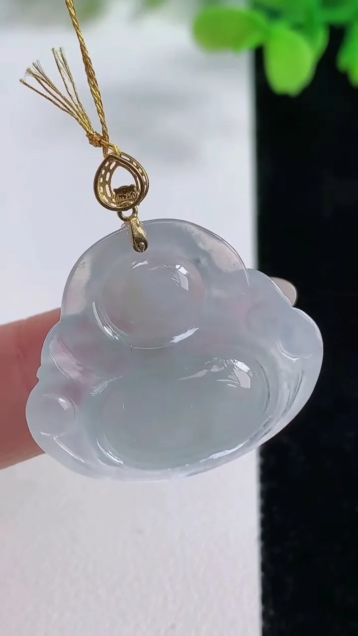天然A货翡翠种白冰佛公吊坠，尺寸23.8-28-5.9，重量:5.67g
10月26日