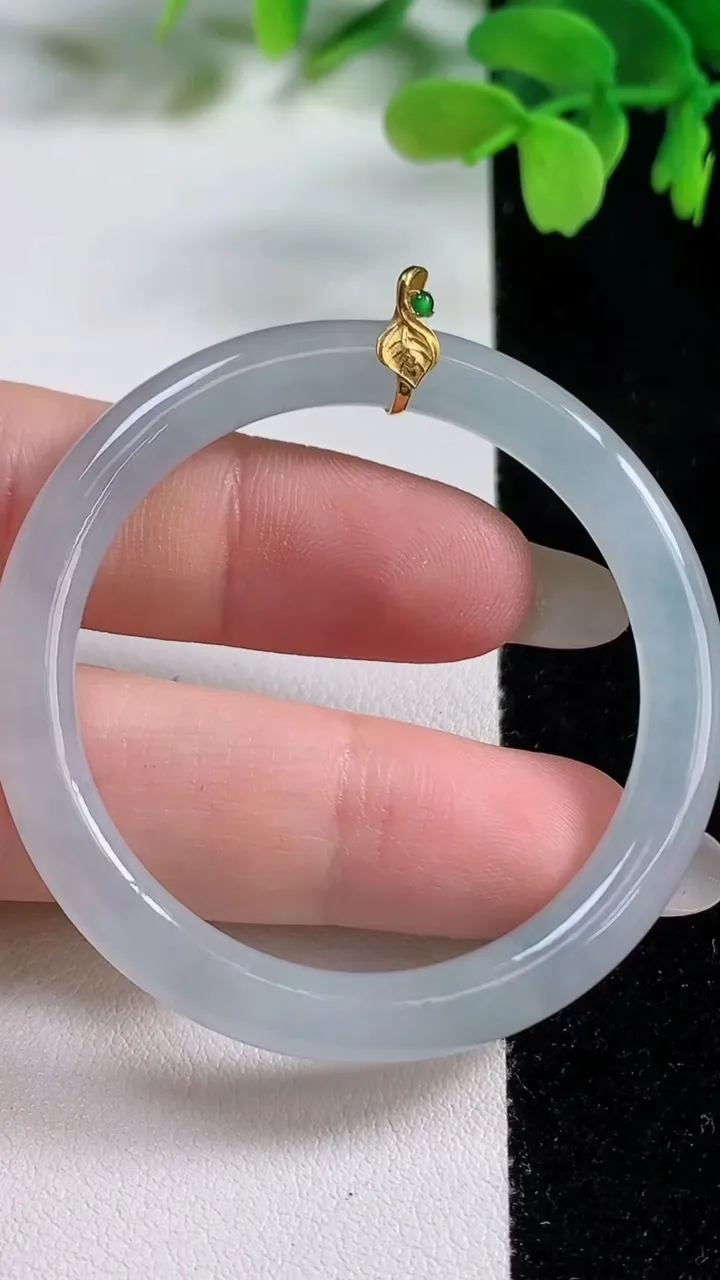 天然A货翡翠种白冰平安环吊坠，尺寸52.3-6，重量:16.27g
10月26日