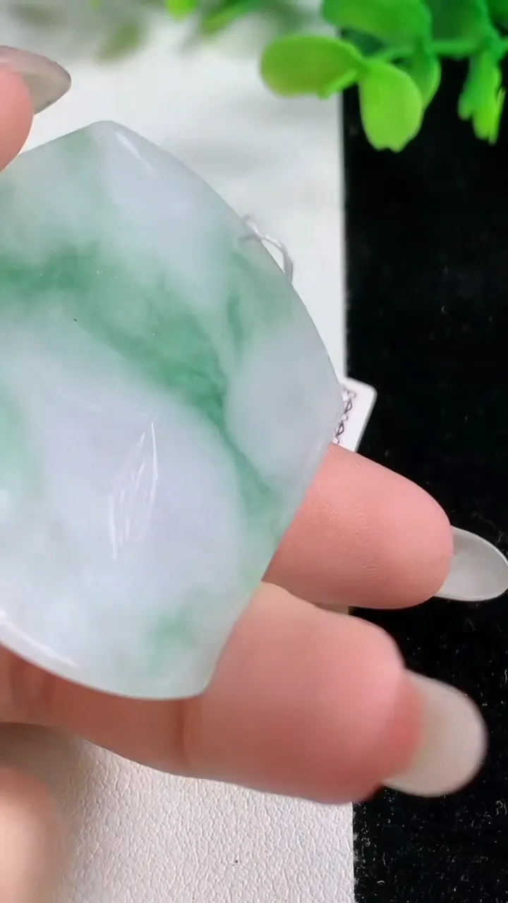 天然A货翡翠龙牌吊坠，尺寸54-43-5.8，重量:27.24g
10月26日