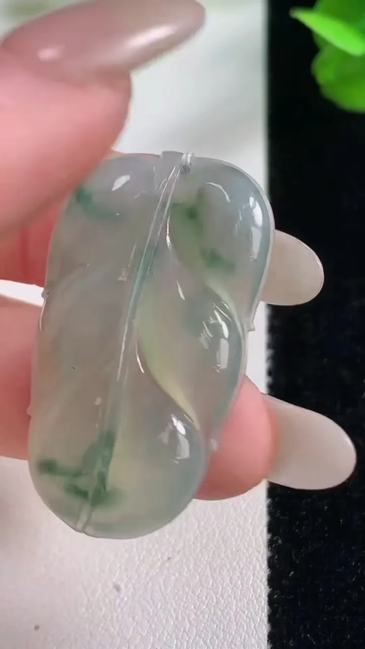 天然A货翡翠冰种飘花金枝玉叶 叶子吊坠，尺寸36.7-22-4.3，重量:6.12g
10月26日