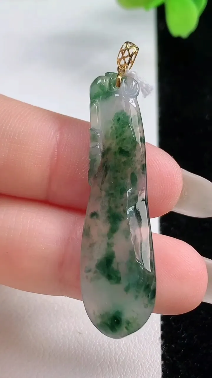 天然A货翡翠种飘花福瓜吊坠，尺寸42-13-3.2，重量:3.72g
10月26日