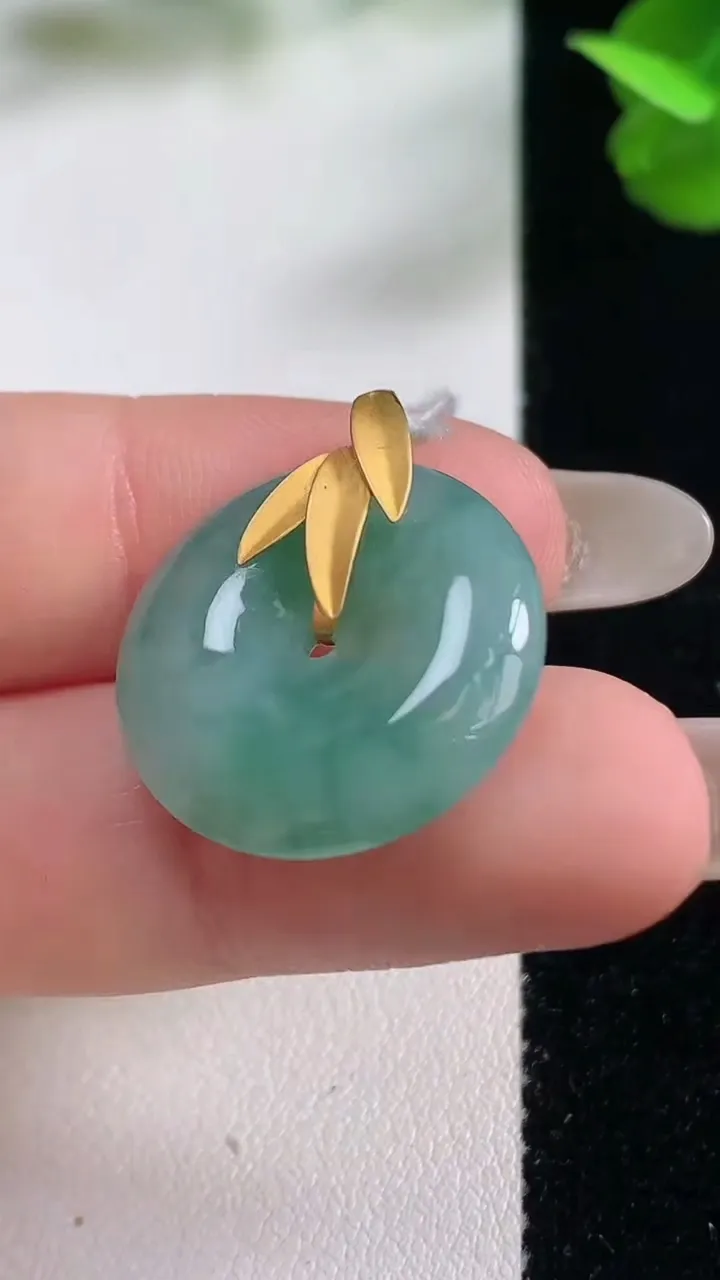 天然A货翡翠种飘花平安扣吊坠，尺寸20.8-5，重量:4.83g
10月26日