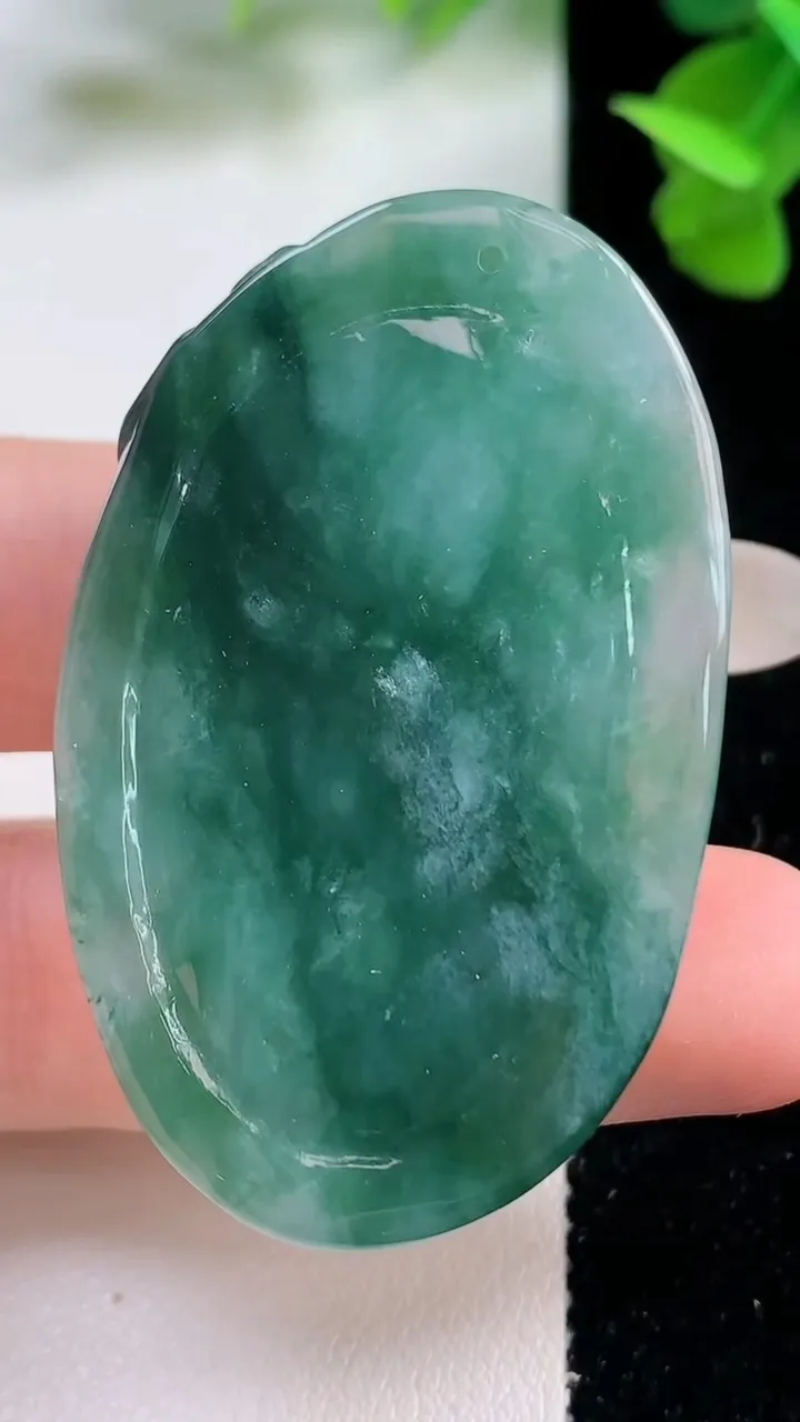 天然A货翡翠一念之间吊坠，尺寸49-30-11.7，重量:30.34g
10月26日