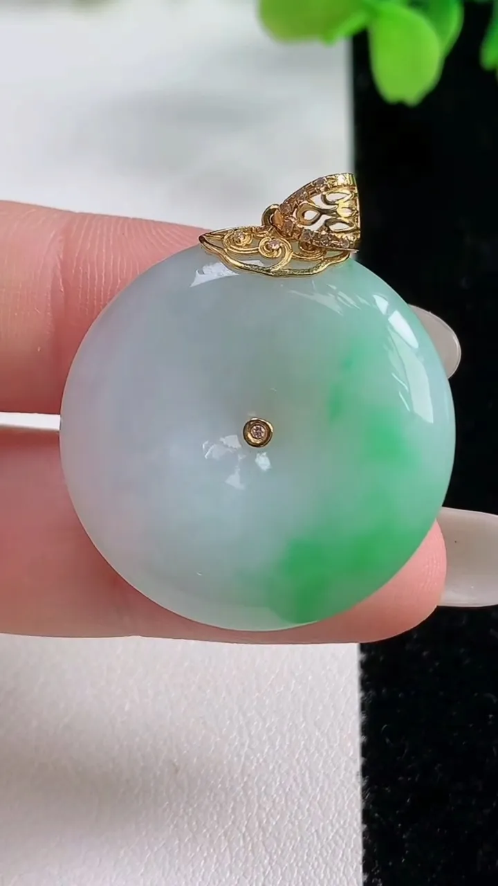 天然A货翡翠平安扣吊坠，尺寸27.6-6，重量:11.90g
10月26日