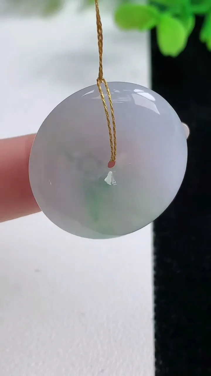天然A货翡翠平安扣吊坠，尺寸26.7-5.6，重量:8.75g
10月26日