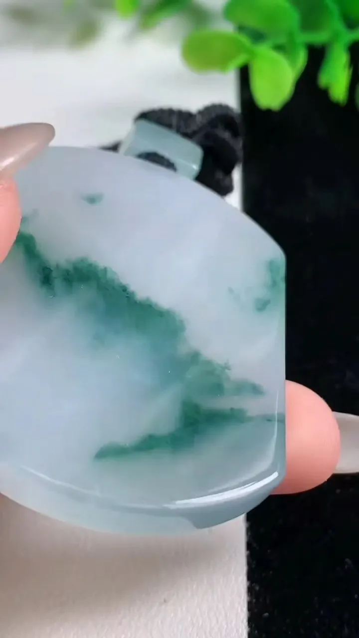 天然A货翡翠冰种飘花仿古无事牌吊坠，尺寸57.5-46-11，重量:41.85g
10月26日