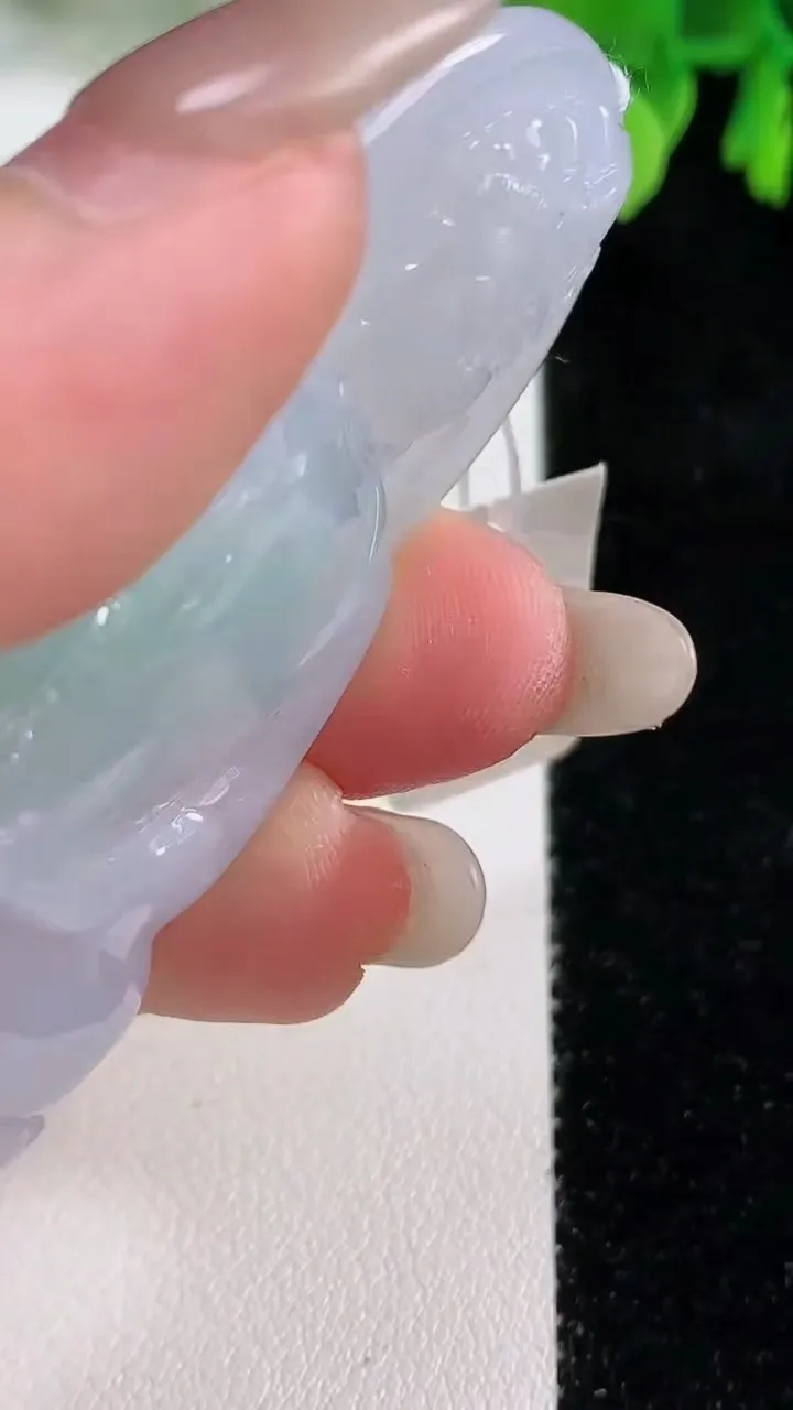 天然A货翡翠观音菩萨吊坠，尺寸69-39-5.6，重量:29.41g
10月26日