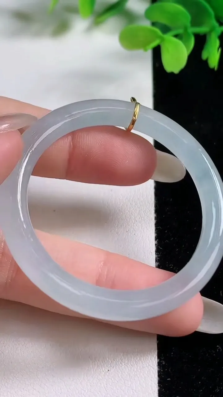 天然A货翡翠种白冰平安环吊坠，尺寸52.3-6，重量:16.27g
10月26日