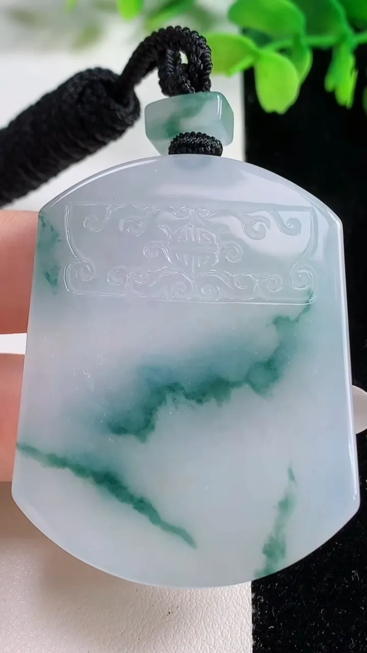 天然A货翡翠冰种飘花仿古无事牌吊坠，尺寸57.5-46-11，重量:41.85g
10月26日