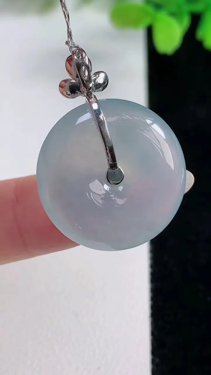 天然A货翡翠平安扣吊坠，尺寸23.5-5.5，重量:8.22g
10月26日