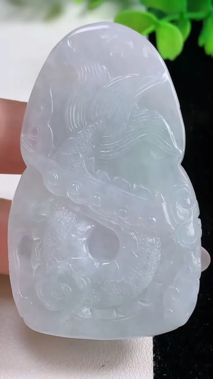 天然A货翡翠御龙关公吊坠，尺寸65-39.6-8.8，重量:42.36g
10月26日