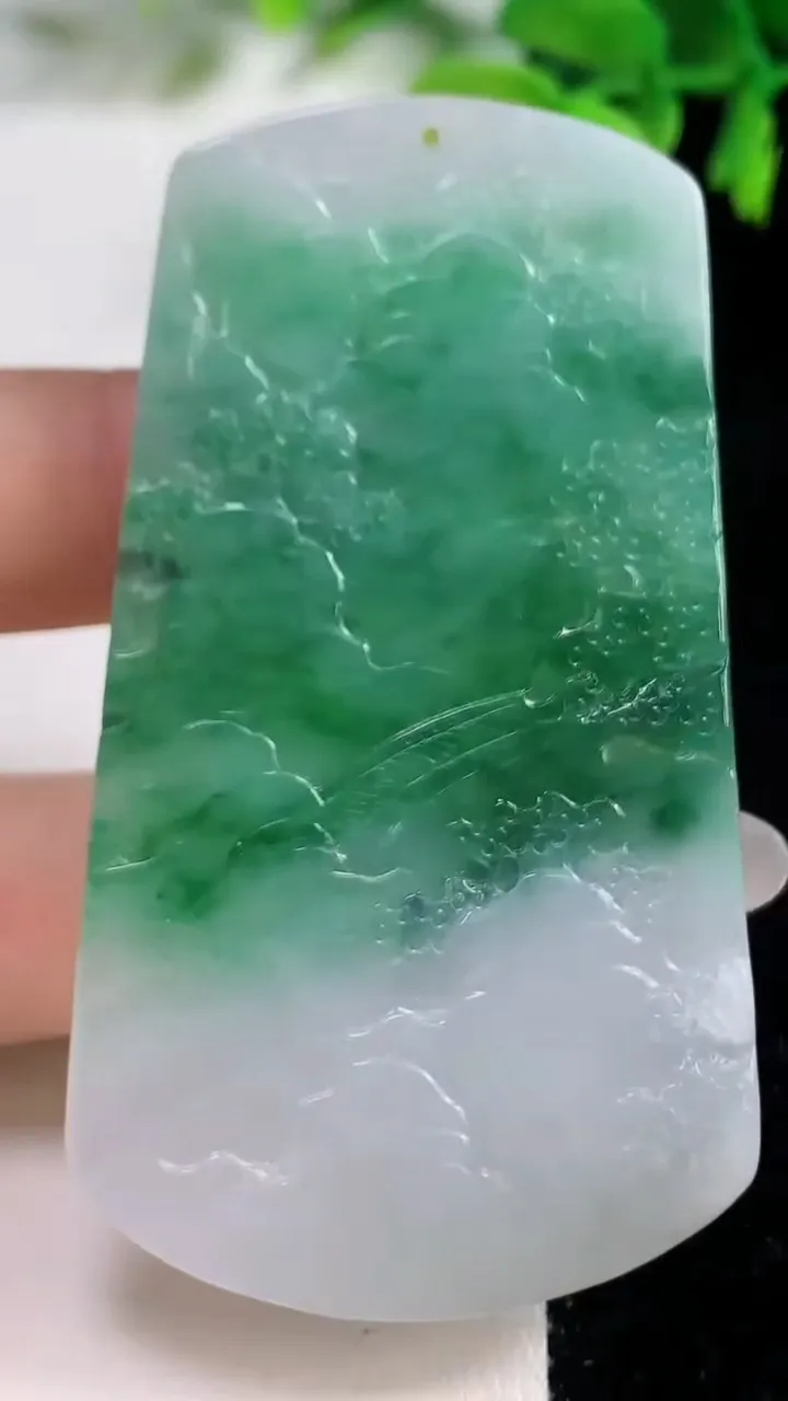 天然A货翡翠山水牌吊坠，尺寸68.8-38.6-5.3，重量:30.44g
10月26日