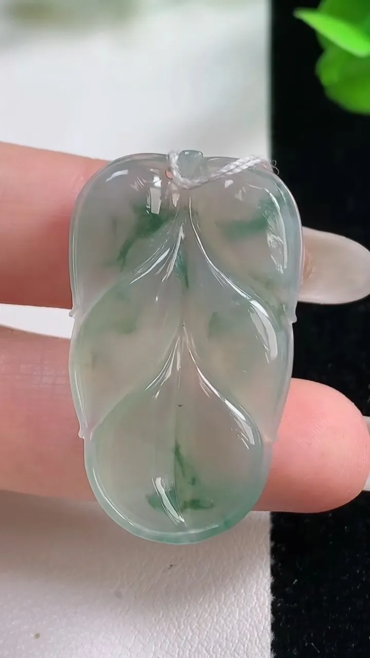 天然A货翡翠冰种飘花金枝玉叶 叶子吊坠，尺寸36.7-22-4.3，重量:6.12g
10月26日