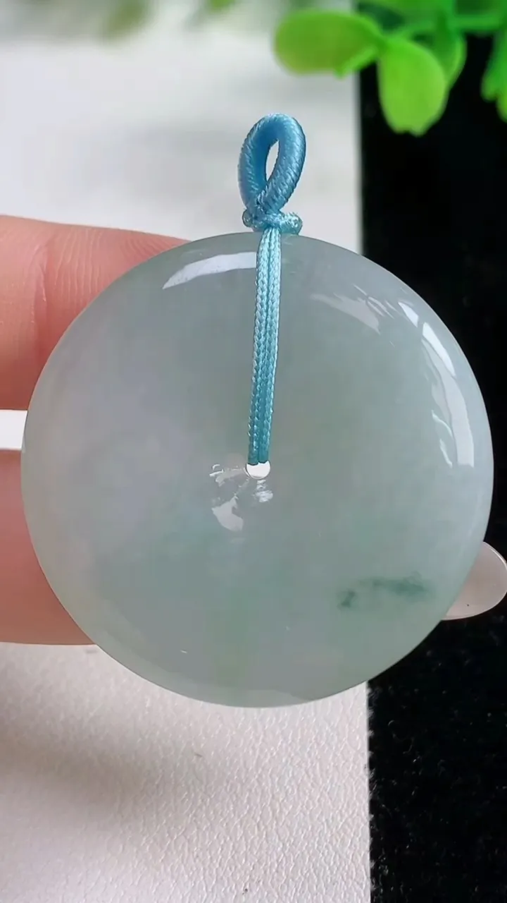 天然A货翡翠冰种飘花平安扣吊坠，尺寸35.4-5.8，重量:16.77g
10月26日