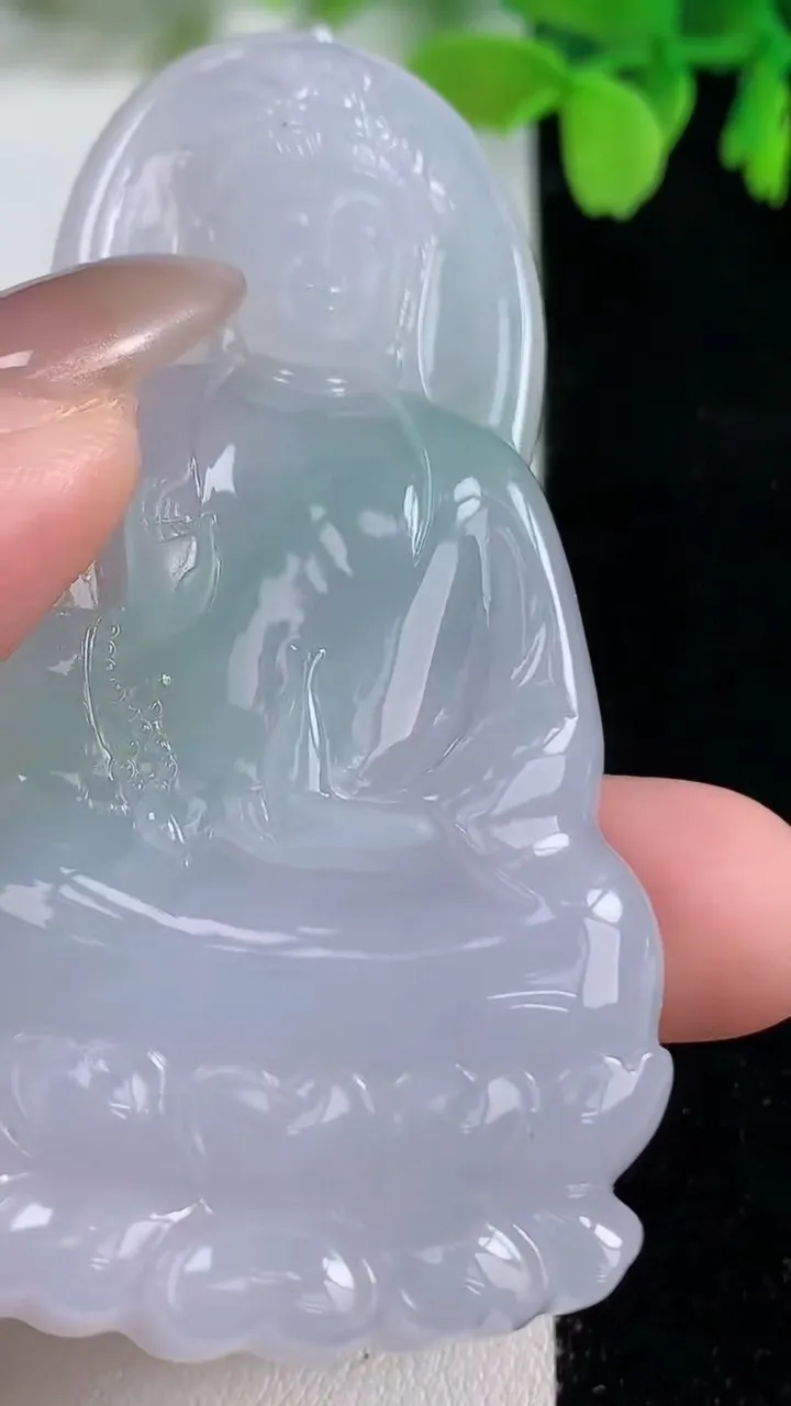 天然A货翡翠观音菩萨吊坠，尺寸69-39-5.6，重量:29.41g
10月26日