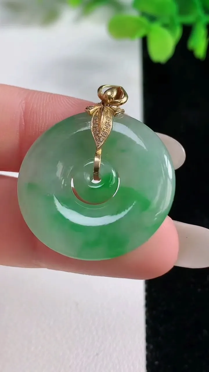 天然A货翡翠母子平安环吊坠，尺寸26.6-3.7，重量:6.64g
10月26日