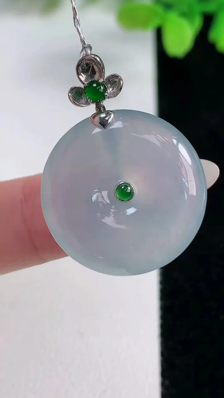 天然A货翡翠平安扣吊坠，尺寸23.5-5.5，重量:8.22g
10月26日