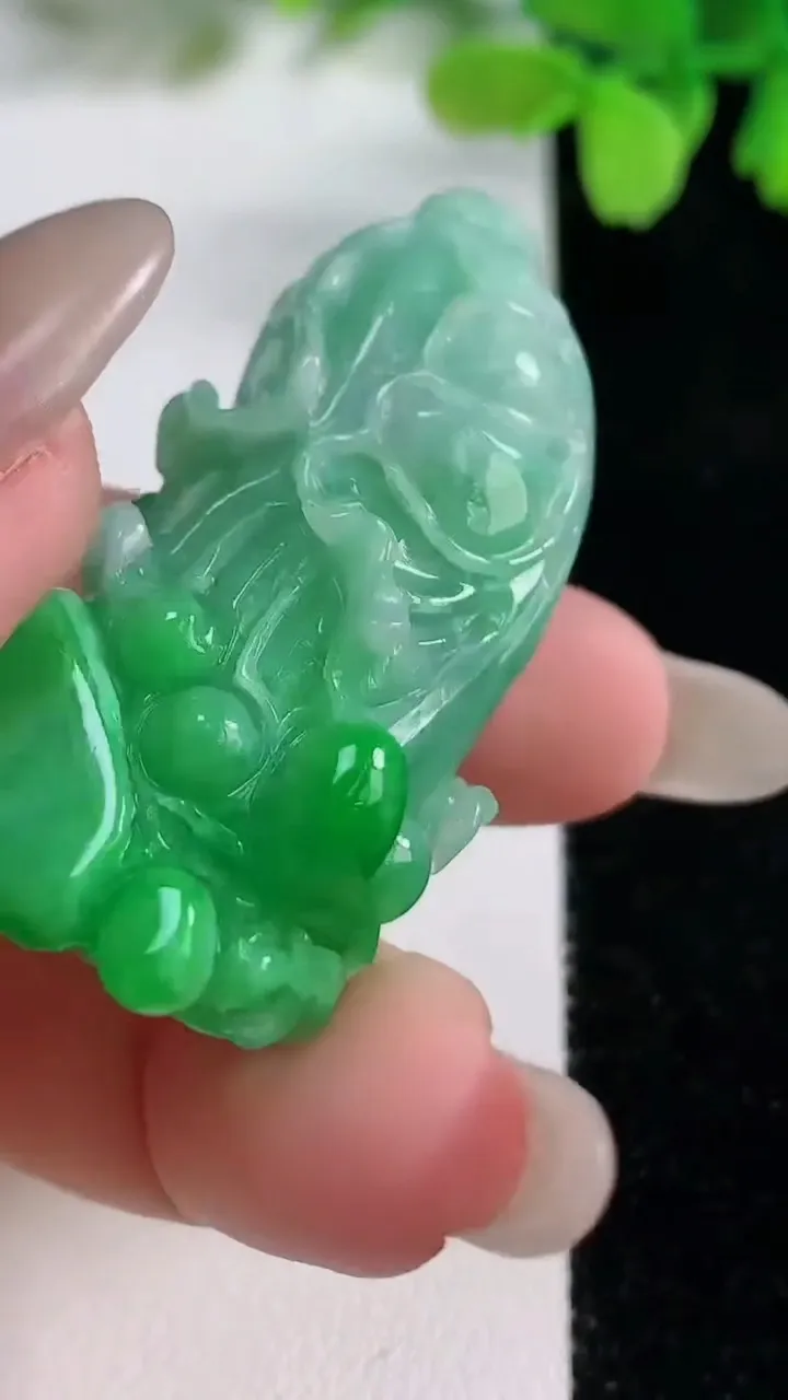 天然A货翡翠白菜吊坠，尺寸49.6-25.8-23.9，重量:30.49g
10月26日