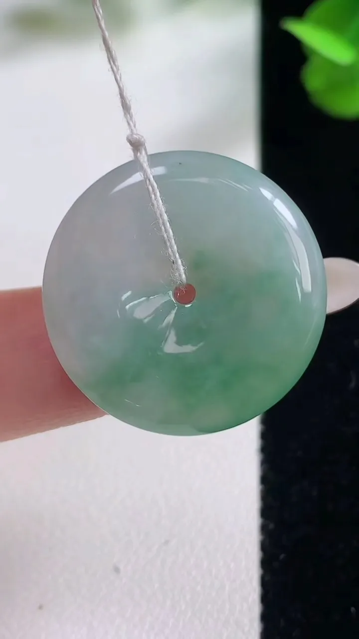 天然A货翡翠平安扣吊坠，尺寸25.4-4.3，重量:6.17g
10月26日