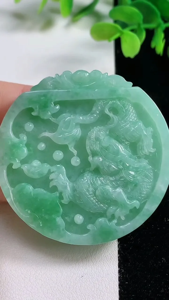 天然A货翡翠龙牌吊坠，尺寸57.5-10.5，重量:36.30g
10月26日